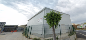 Vue extérieure de l'usine Bessier fabricant d'emballages en bois, dans la zone d'activité de Mèze